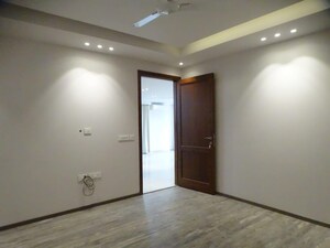 Room in 3 BHK Builder Floor at Defence Colony – for Rent