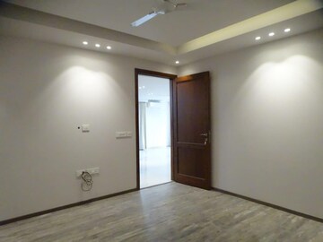 Room in 3 BHK Builder Floor at Defence Colony – for Rent