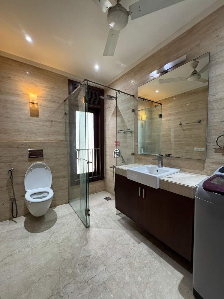 Bathroom, defence colony 3 Bedroom 2925 Sq.Ft. Builder Floor In Defence Colony Delhi 9564390