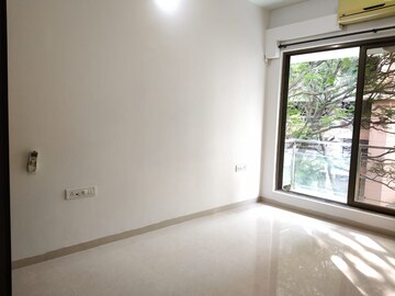 Room in 3 BHK Apartment at Bandra West – for Rent