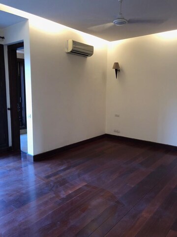 Room in 3 BHK Builder Floor at Defence Colony – for Rent