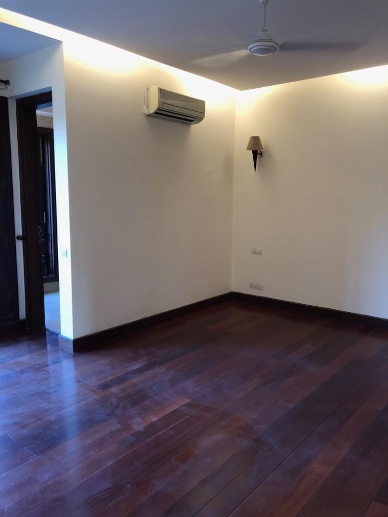 Room, defence colony 3 Bedroom 3300 Sq.Ft. Builder Floor In Defence Colony Delhi 9564399