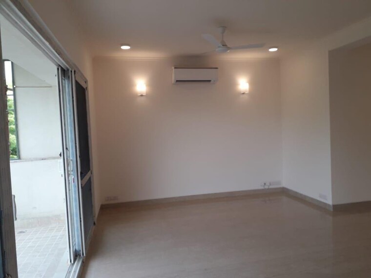 Room, defence colony 3 Bedroom 3300 Sq.Ft. Builder Floor In Defence Colony Delhi 9564399