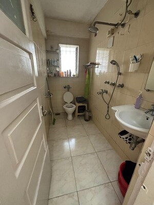 Team Area in 2 BHK Apartment at Manju Mahal Apartment, Pali Hill – for Rent