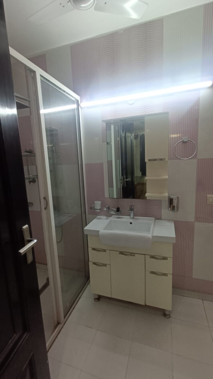 Attached Bathroom, kalkaji 3 Bedroom 1800 Sq.Ft. Builder Floor In Kalkaji Delhi 9564456