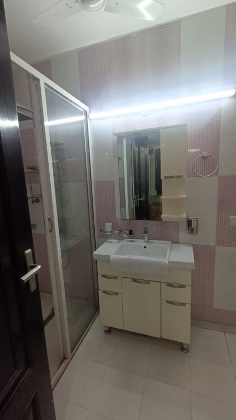 Attached Bathroom, kalkaji 3 Bedroom 1800 Sq.Ft. Builder Floor In Kalkaji Delhi 9564456
