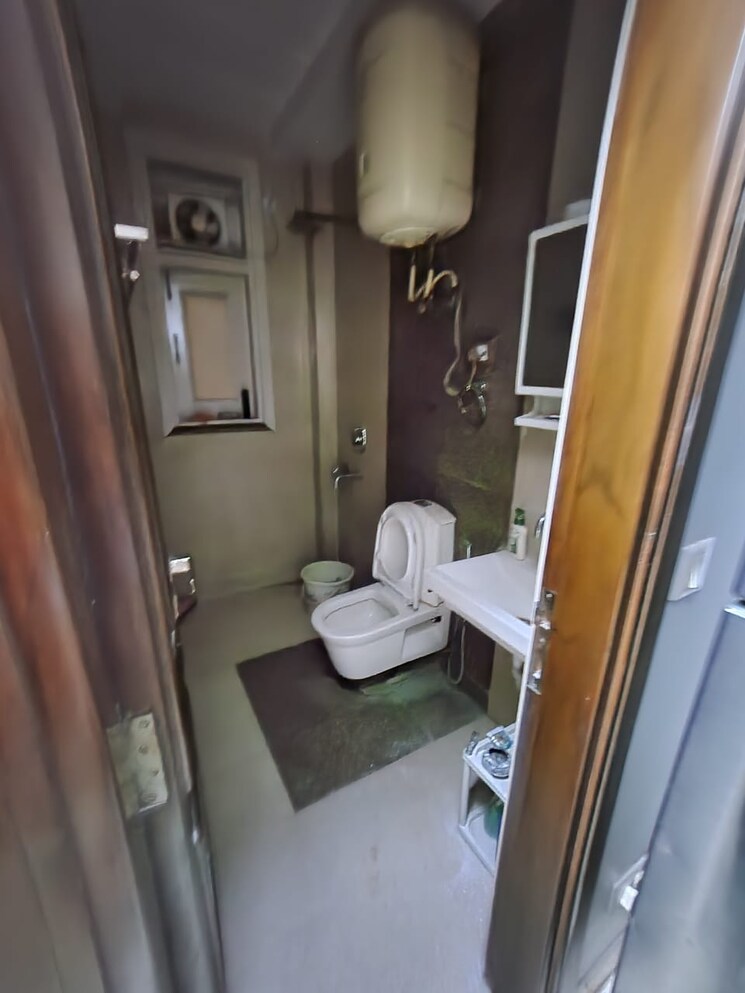 Bathroom, rwa-chittaranjan-park-block-r 3 Bedroom 160 Sq.Yd. Builder Floor In Chittaranjan Park Delhi 9564512