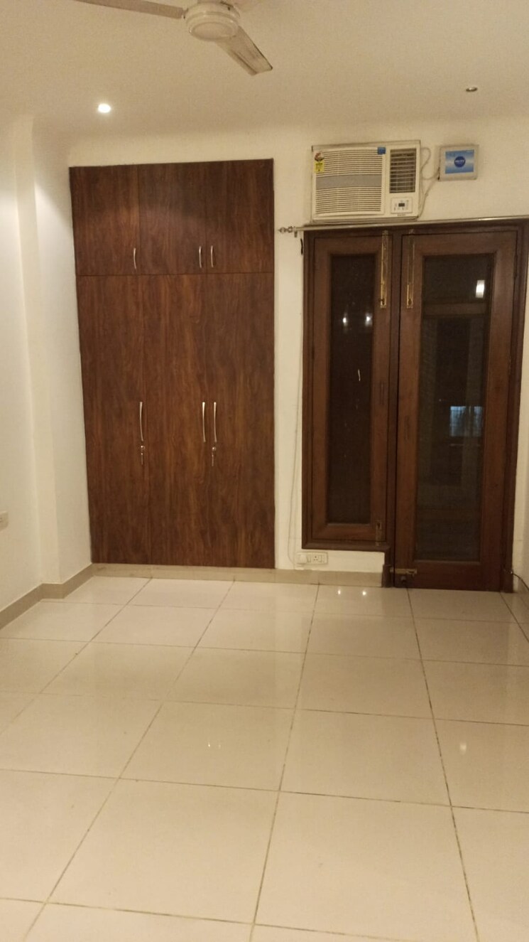 Room, gulmohar park 3 Bedroom 200 Sq.Yd. Builder Floor In Gulmohar Park Delhi 9564515
