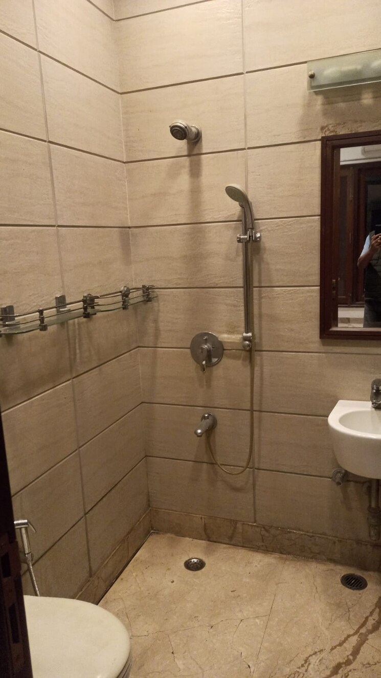 Bathroom, gulmohar park 3 Bedroom 200 Sq.Yd. Builder Floor In Gulmohar Park Delhi 9564515