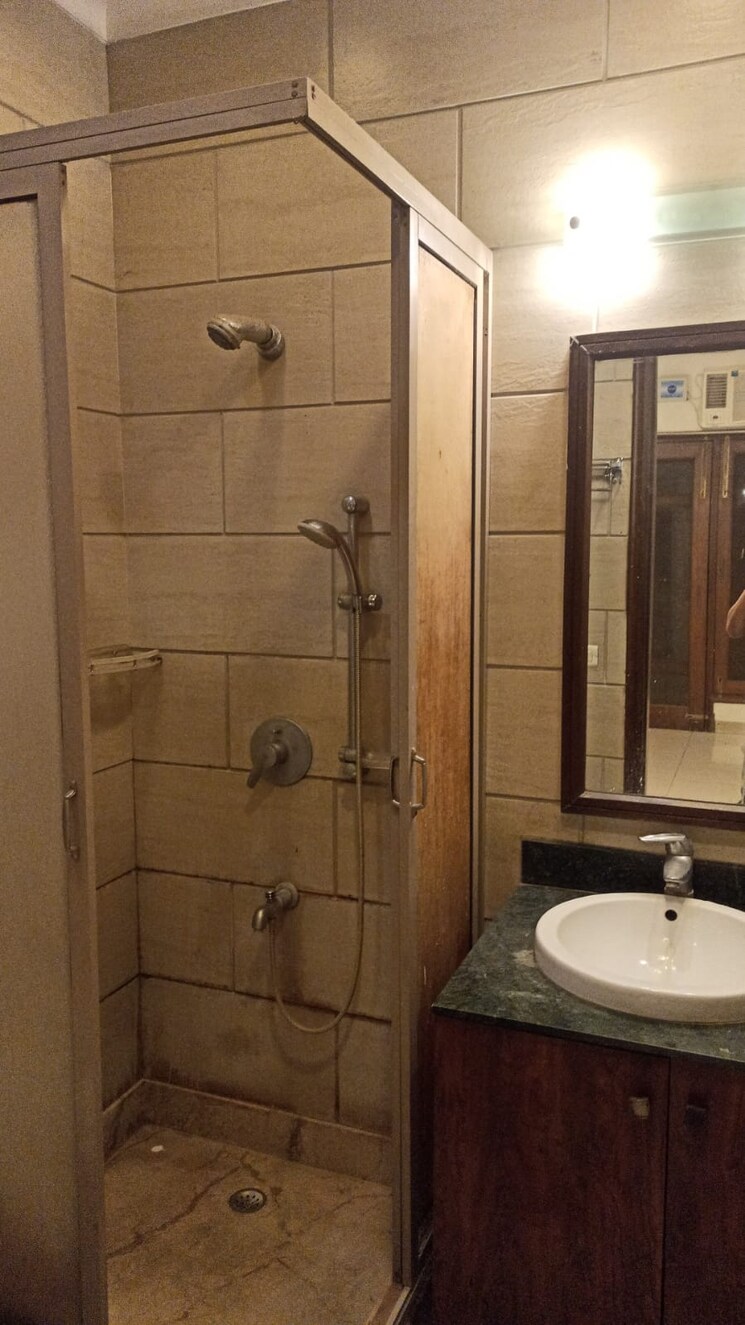 Bathroom, gulmohar park 3 Bedroom 200 Sq.Yd. Builder Floor In Gulmohar Park Delhi 9564515