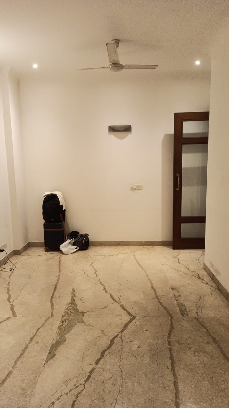 Room, gulmohar park 3 Bedroom 200 Sq.Yd. Builder Floor In Gulmohar Park Delhi 9564515