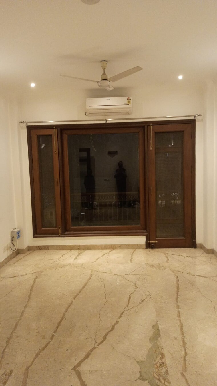 Room, gulmohar park 3 Bedroom 200 Sq.Yd. Builder Floor In Gulmohar Park Delhi 9564515