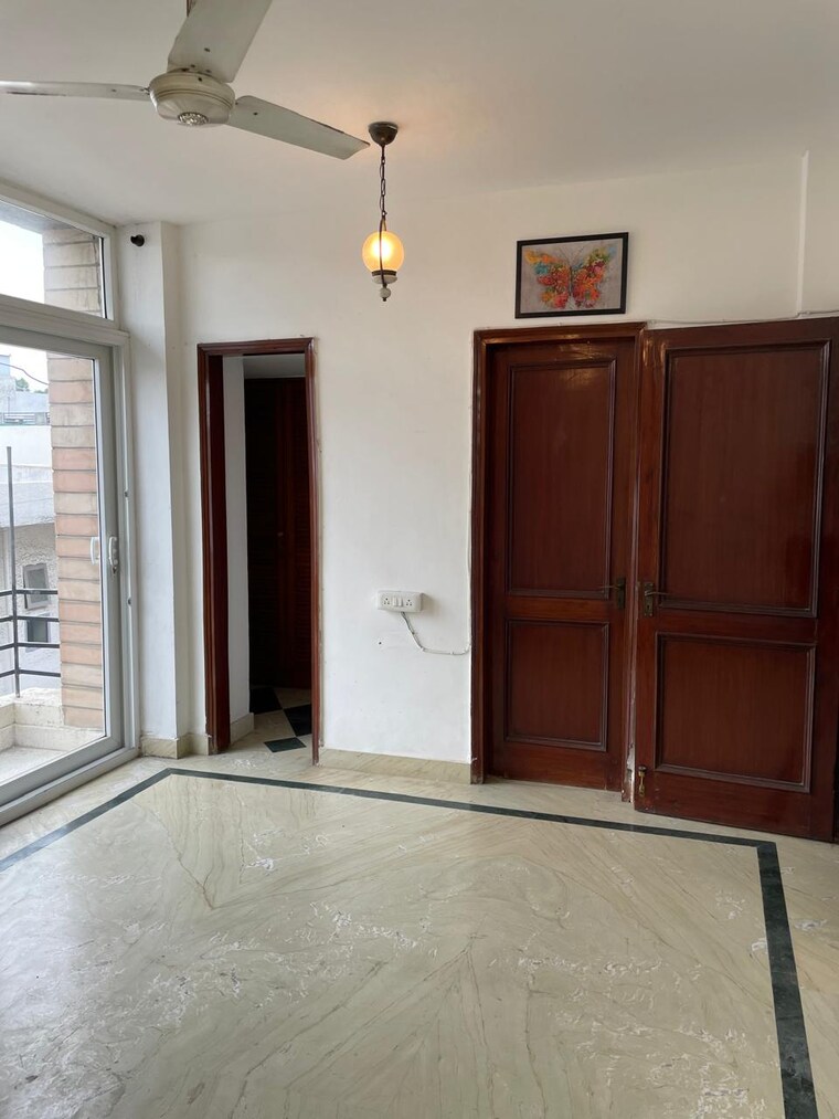 Room, hauz khas 3 Bedroom 200 Sq.Yd. Builder Floor In Hauz Khas Delhi 9564518