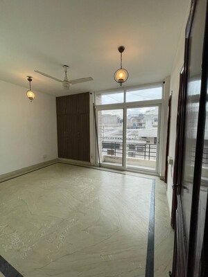 Room in 3 BHK Builder Floor at Hauz Khas – for Rent