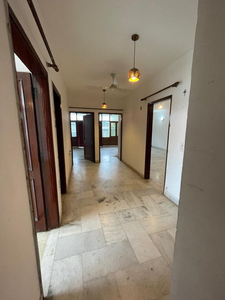 Room, hauz khas 3 Bedroom 200 Sq.Yd. Builder Floor In Hauz Khas Delhi 9564518