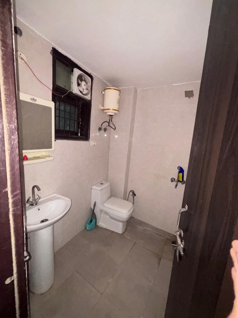 Bathroom, yash-greens-apartments 1 Bedroom 650 Sq.Ft. Apartment In Shimla Road Dehradun 9564527