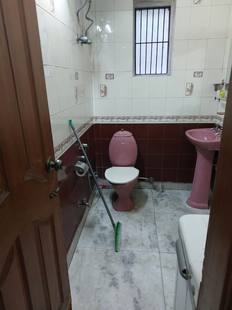 Master Bedroom, uday park 3 Bedroom 217 Sq.Yd. Builder Floor In Uday Park Delhi 9564539