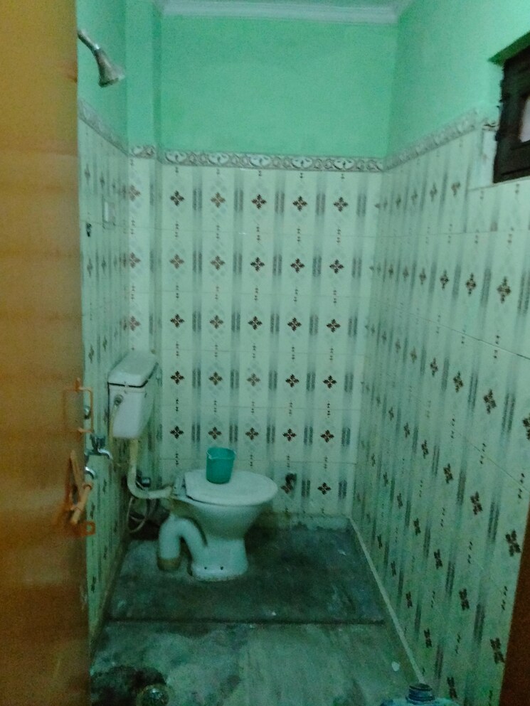 Bathroom, shyam park extension 2 Bedroom 882 Sq.Ft. Builder Floor In Shyam Park Extension Ghaziabad 9564546