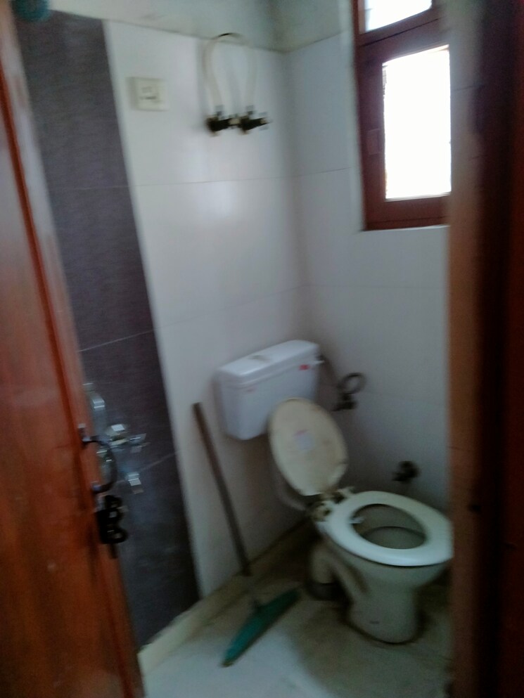 Bathroom, shyam park extension 2 Bedroom 882 Sq.Ft. Builder Floor In Shyam Park Extension Ghaziabad 9564546