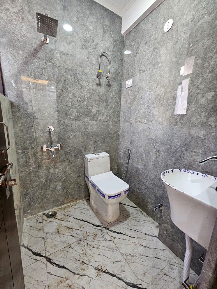 Bathroom, chattarpur 2 Bedroom 810 Sq.Ft. Builder Floor In Chattarpur Delhi 9564556