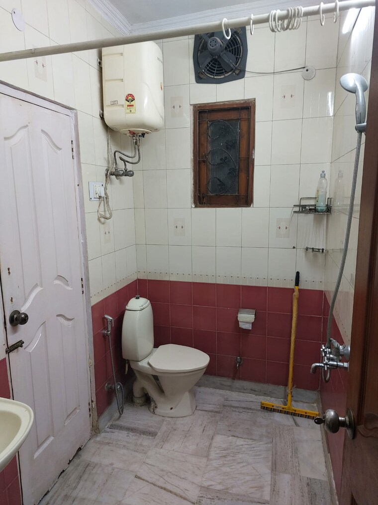 Bathroom, uday park 4 Bedroom 400 Sq.Yd. Builder Floor In Uday Park Delhi 9564557