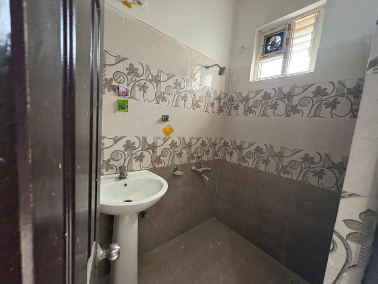 Bathroom, gachibowli 3 Bedroom 2000 Sq.Ft. Builder Floor In Gachibowli Hyderabad 9564590