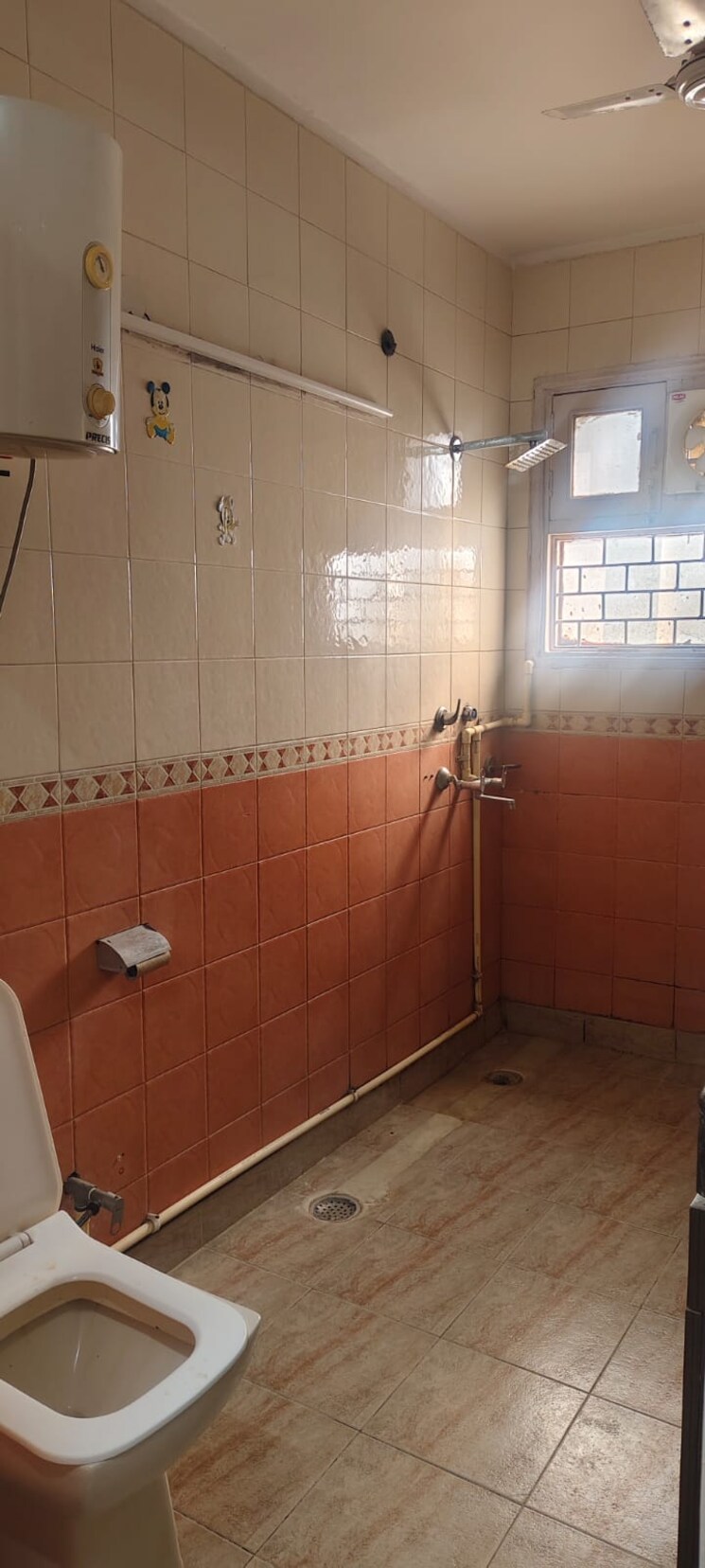 Bathroom, sainik farm 4 Bedroom 4500 Sq.Ft. Independent House In Sainik Farm Delhi 9564731