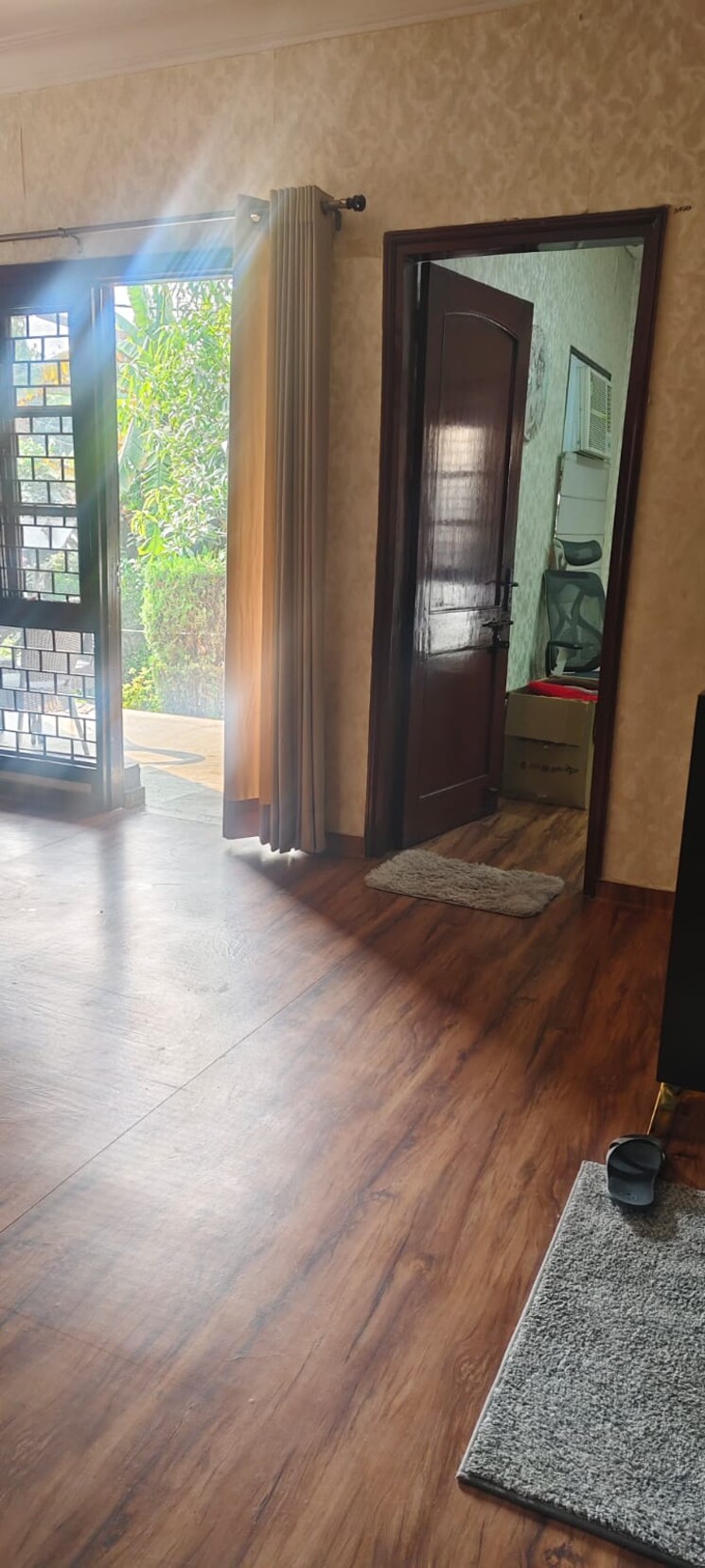 Room, sainik farm 4 Bedroom 4500 Sq.Ft. Independent House In Sainik Farm Delhi 9564731