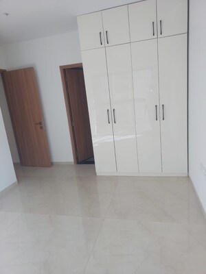 Room in 2 BHK Apartment at Hiranandani Highland, Powai – for Rent