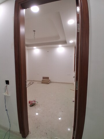 Room in 4 BHK Apartment at Mehrauli – for Sale