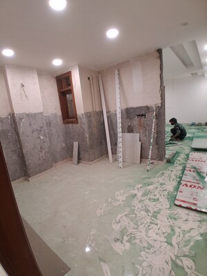 Room in 4 BHK Apartment at Mehrauli – for Sale