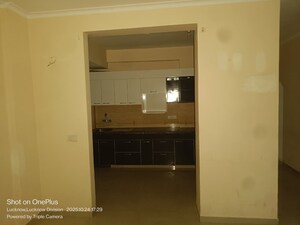 Room in 3 BHK Apartment at Omaxe R2, Gomti Nagar – for Rent