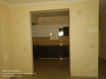 Room in 3 BHK Apartment at Omaxe R2, Gomti Nagar – for Rent