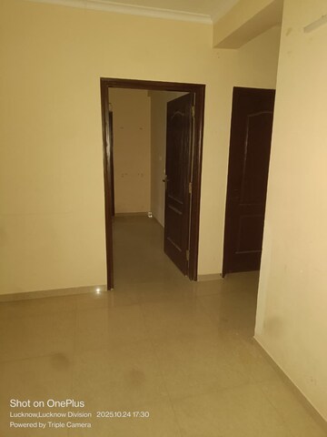 Room in 3 BHK Apartment at Omaxe R2, Gomti Nagar – for Rent