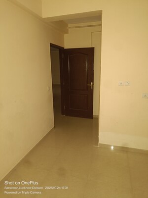 Room in 3 BHK Apartment at Omaxe R2, Gomti Nagar – for Rent