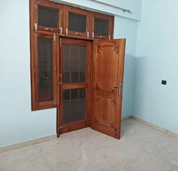 Room in 2 BHK Apartment at Hazratganj – for Rent