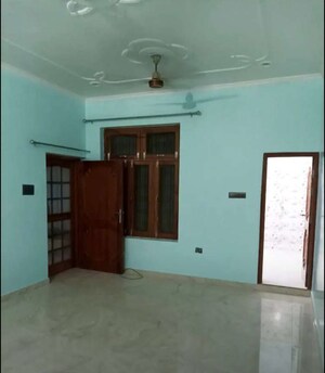 Room in 2 BHK Apartment at Hazratganj – for Rent