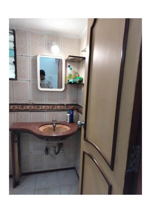 Furnished Amenities in 1.5 BHK Apartment at New Highway Park E-3 CHS, Kandivali East – for Rent