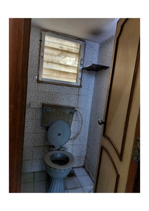 Bathroom in 1.5 BHK Apartment at New Highway Park E-3 CHS, Kandivali East – for Rent