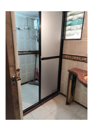 Bathroom in 1.5 BHK Apartment at New Highway Park E-3 CHS, Kandivali East – for Rent