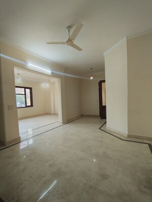 Room in 3 BHK Builder Floor at South Extension ii – for Sale