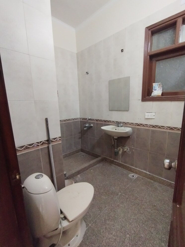 Bathroom, south extension ii 3 Bedroom 2340 Sq.Ft. Builder Floor In South Extension ii Delhi 9564963