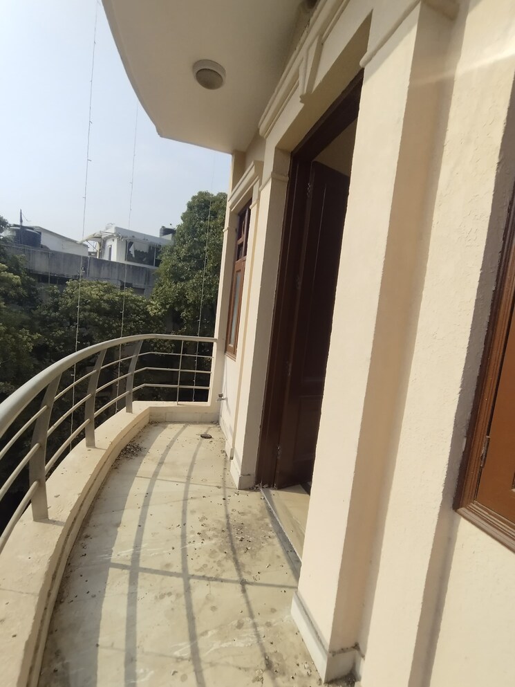 Balcony, south extension ii 3 Bedroom 2340 Sq.Ft. Builder Floor In South Extension ii Delhi 9564963