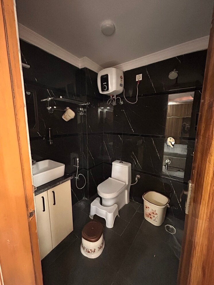 Bathroom, freedom fighters enclave 2 Bedroom 1000 Sq.Ft. Independent House In Freedom Fighters Enclave Delhi 9565177