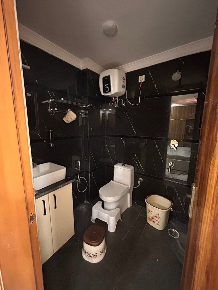 Bathroom, freedom fighters enclave 2 Bedroom 1000 Sq.Ft. Independent House In Freedom Fighters Enclave Delhi 9565177