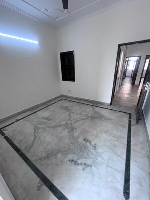 Room in 2 BHK Builder Floor at Janakpuri – for Rent