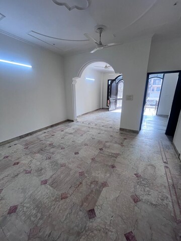Room in 2 BHK Builder Floor at Janakpuri – for Rent