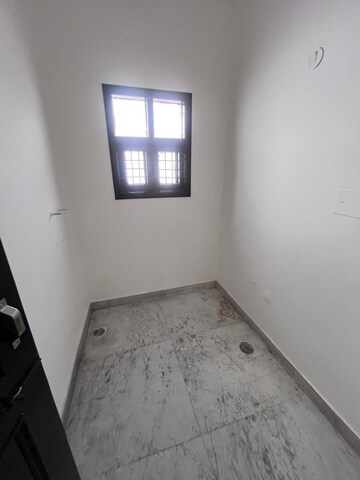 Room in 2 BHK Builder Floor at Janakpuri – for Rent