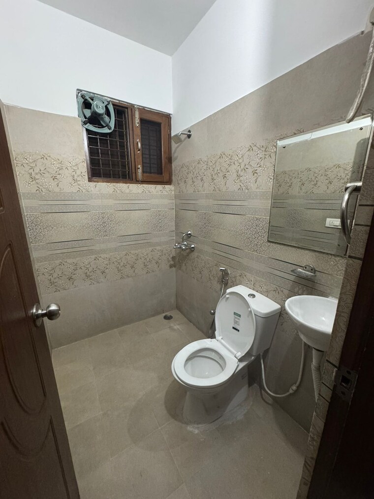 Bathroom, canal road 2.5 Bedroom 1600 Sq.Ft. Builder Floor In Canal Road Dehradun 9565388