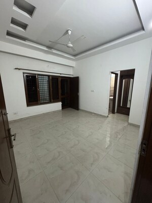 Room in 2.5 BHK Builder Floor at Canal Road – for Rent